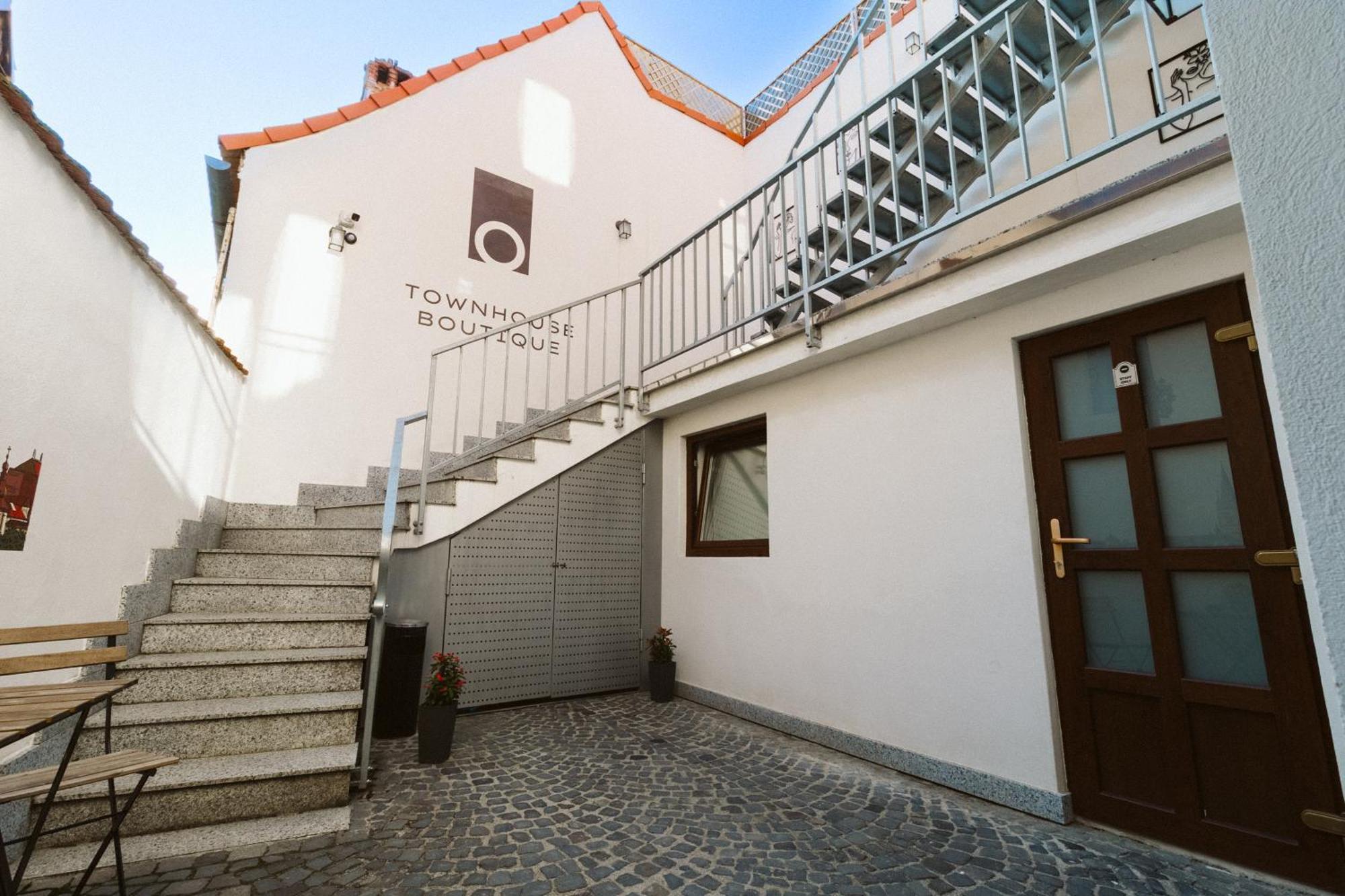Отель Townhouse Boutique Сибиу Экстерьер фото